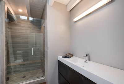 Guest/Bedroom 2 bathroom