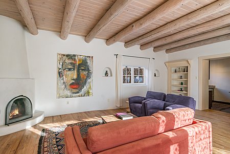 Big Living room with vigas, nichos, a banco & kiva!