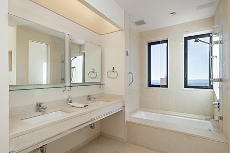 Shared full bathroom between guest bedrooms #1 and #2