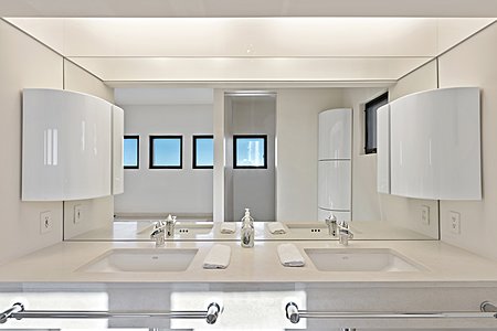 Double vanity in en suite master bathroom
