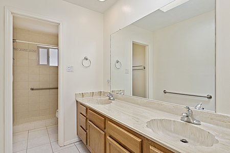 Double sink in owners suite