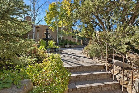 Lush, private, tranquil Historic Adobe Estate 5 minutes to the Metropolis of downtown Santa Fe!