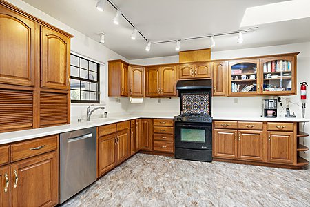 Light, bright, spacious kitchen!