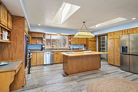 Large county Kitchen featuring a walk in pantry room