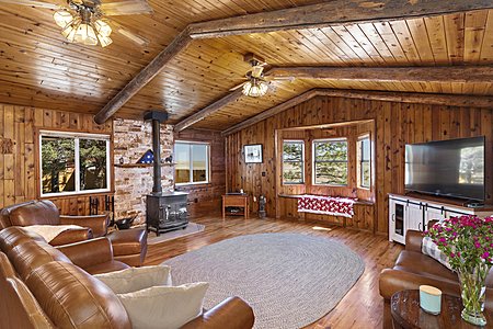 Beautiful Cabin style great room with vaulted ceilings