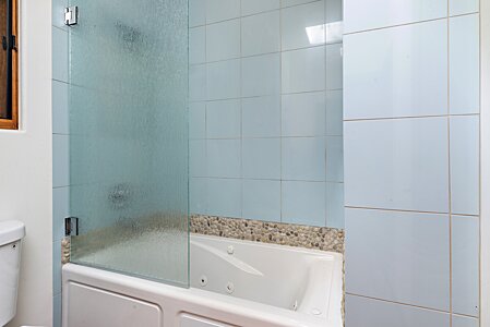 Guest Bath #2 with tub/shower 