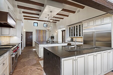Ultra-sized kitchen for entertaining 
