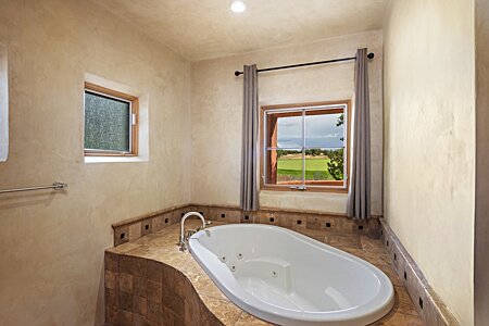 Master Jetted Tub w/ Golf Course View