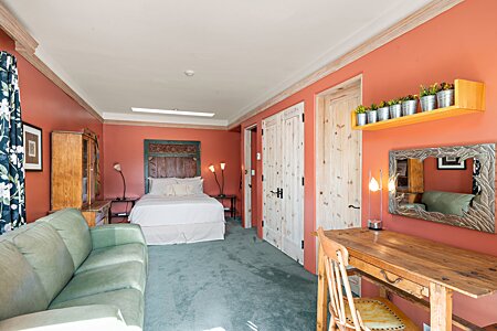 Very large, cheerful Guest suite #2 