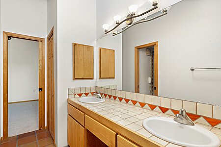 Double vanity bathroom between the guest bedrooms