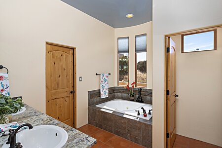 Main Bathroom w/ Jetted Tub & Double Sinks