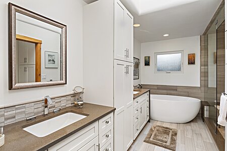 Luxurious Master Bath w/His/Her's Vanities and Free-Standing Air Jet Tub