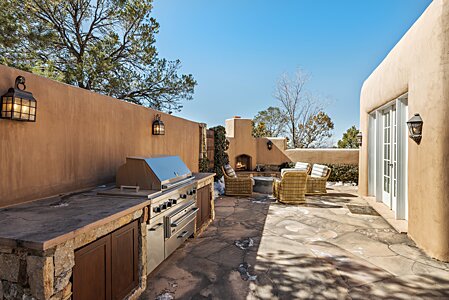 Outdoor Kitchen and Flagstone Patio