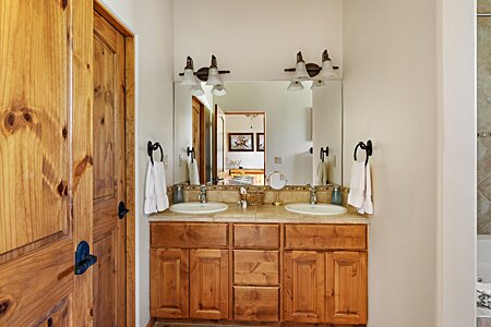 Vanity double sinks of the en-suite primary bedroom bath