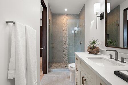 Welcoming shower of the bathroom with guest bedroom # 2