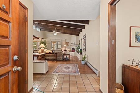 Foyer into home