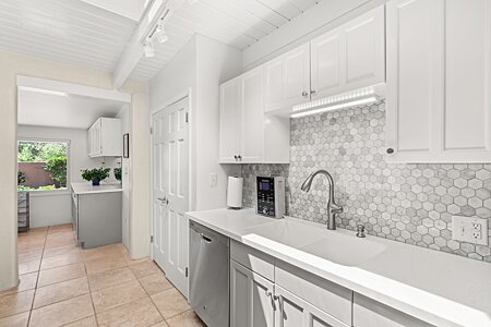 Sleek and stylish Kitchen with beautiful tile backsplash
