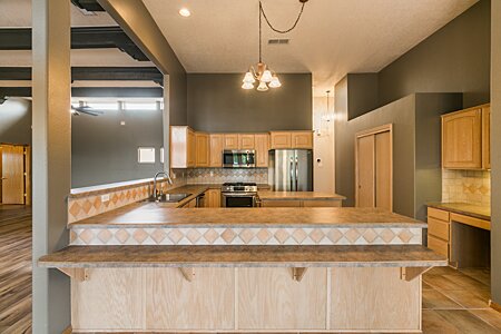 Large Kitchen with Breakfast Bar