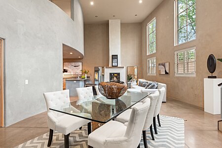 High ceilings, large rooms… a sense of space!