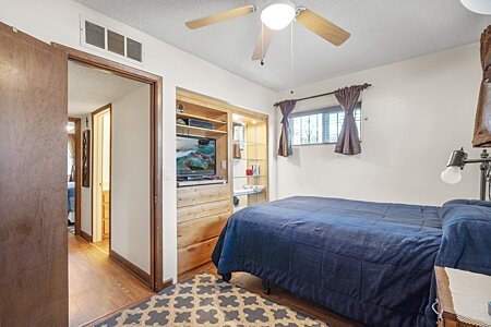 Main House - Guest bedroom