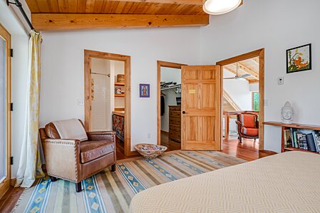 Upstairs Guest Bedroom & en-suite Bathroom