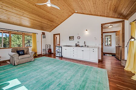 Upstairs Studio w/ Kitchenette & Bathroom