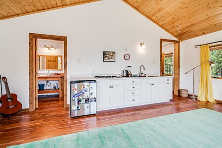 Upstairs Studio w/ Kitchenette & Bathroom