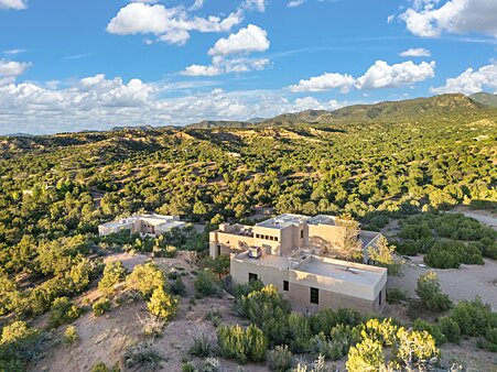 Guest house left, main house right...Panoramic pricay!