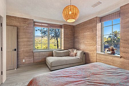 3rd bedroom - Your guests wake up to this amazing mountain view!